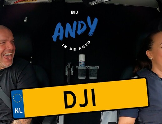 Andy bij Dienst Justitiële Inrichtingen in de auto!