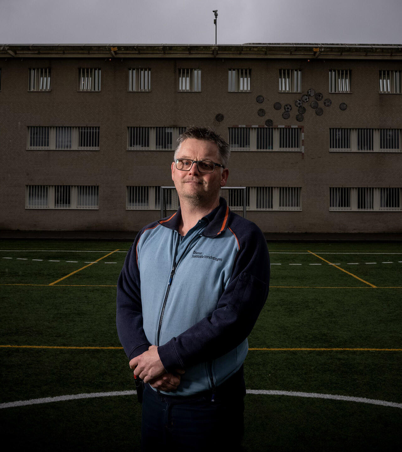 “Humor en directheid zijn mijn sterkste instrumenten in het contact met gedetineerden”