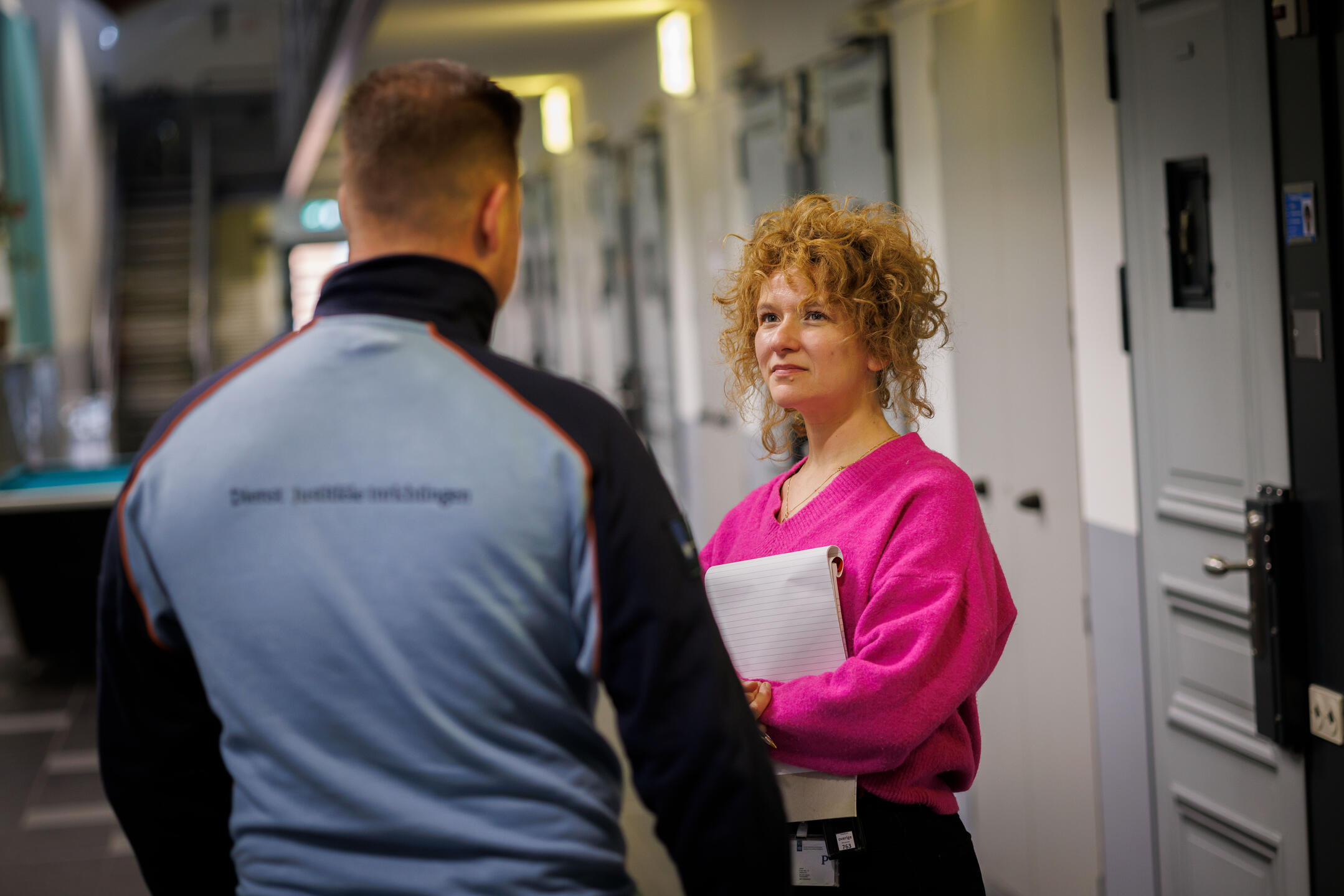 Psychologie bij DJI- Psycholoog in gesprek met een gedetineerde, een illustratie van de rol als psycholoog en de vacatures toegepaste psychologie binnen Dienst Justitiële Inrichtingen