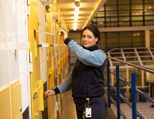 “Jij, ik, gedetineerden: we zijn allemaal mensen, dat besef is mijn uitgangspunt”